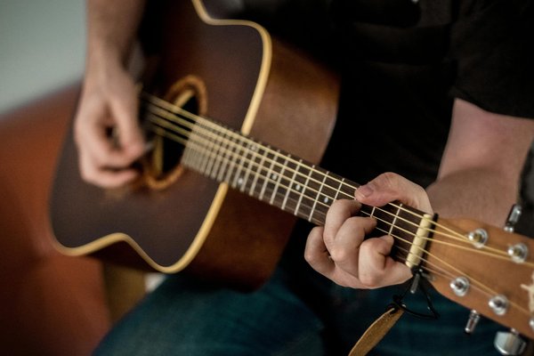 Comment optimiser votre technique de jeu à la guitare fingerstyle?